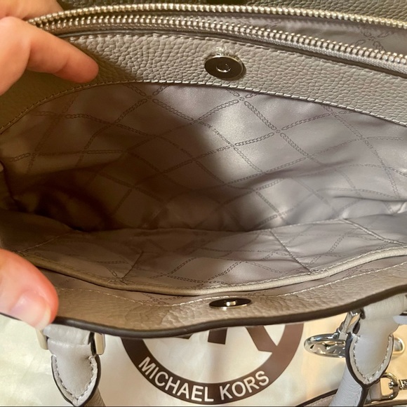 Authentic Michael Michael Kors Large handbag and matching wallet. - Picture 7 of 12